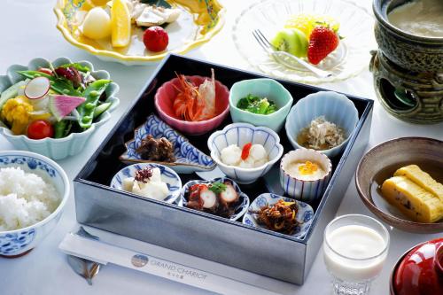 a tray of food on a table with bowls of food at GRAND CHARIOT Hokutoshichisei 135° in Awaji