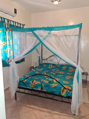 Una cama o camas en una habitación de keur GAANSOTI