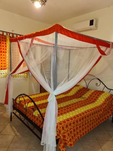 Una cama o camas en una habitación de keur GAANSOTI