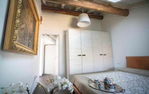ein Zimmer mit einem Bett und einem Tisch mit Tassen darauf in der Unterkunft Appartamento lusso con piscina tra Milano e Como in Costa Masnaga