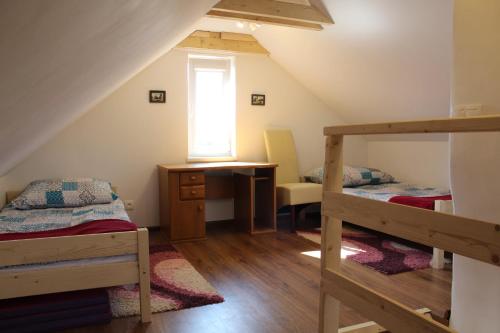 Zimmer mit 2 Etagenbetten und einem Schreibtisch in der Unterkunft Domek w sadzie in Sterławki Wielkie