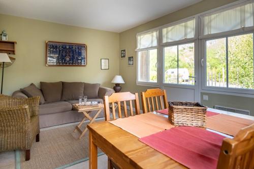 un salon avec un canapé et une table dans l'établissement Gîte La Cormorandière, à Cancale