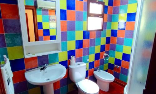 Baño colorido con lavabo y aseo en NOVIEMBRE La Iruela, en La Iruela