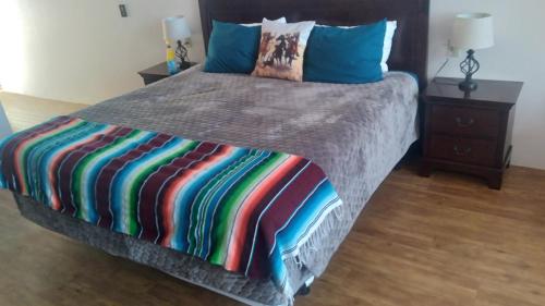 מיטה או מיטות בחדר ב-Katie's Cozy Suites