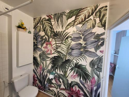 un bagno con carta da parati floreale sul muro di Appartement centre ville chic et cozy a Vendôme