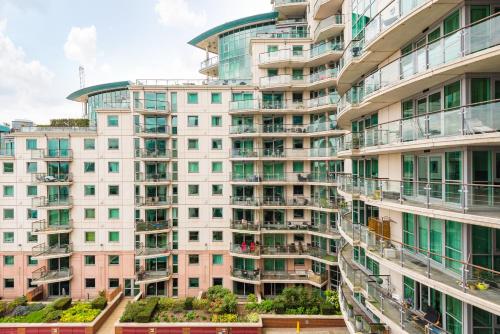 an apartment building with many windows and balconies at Riverside 2- Bedroom Apartments in London