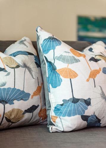 two pillows sitting on top of a couch at Riverside 2- Bedroom Apartments in London