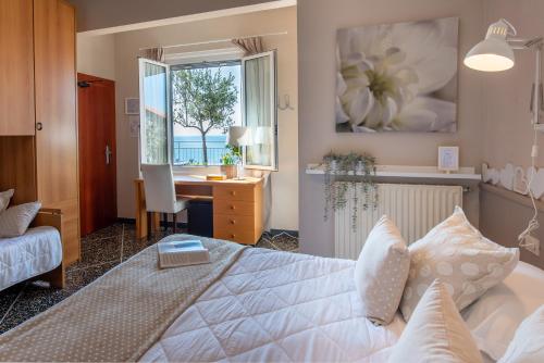 Postel nebo postele na pokoji v ubytování Hotel Tigullio