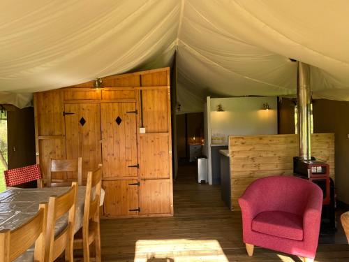 Zimmer mit einem Zelt mit einem Tisch und Stühlen in der Unterkunft Dawn Chorus Holidays in Beccles