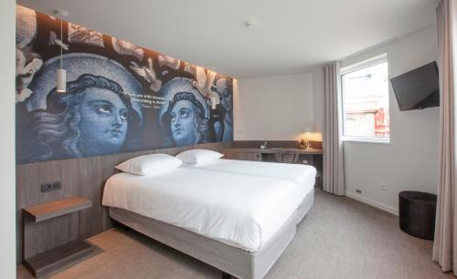 a bedroom with a large bed and a large painting on the wall at Hotel The Shepherd in Leuven