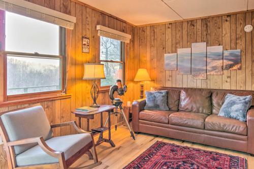 Ruang duduk di 8 Acres and Hiking Trails Little Switzerland Escape