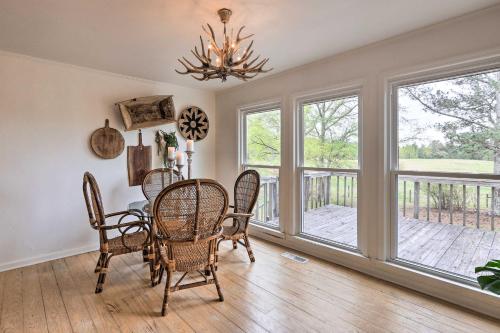 Balkoni atau teres di Charming Retreat on 80-Acre Willow Rock Ranch!