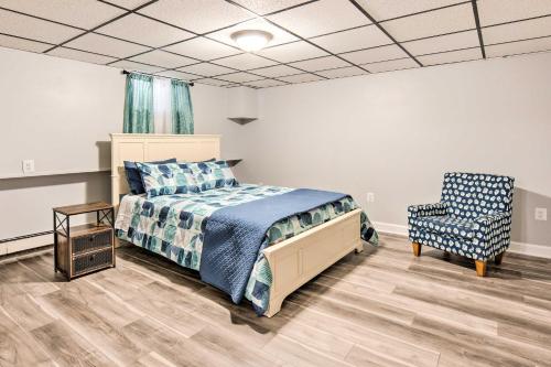 Ένα ή περισσότερα κρεβάτια σε δωμάτιο στο Updated Home with Pool Table about 4 Mi to Hershey!