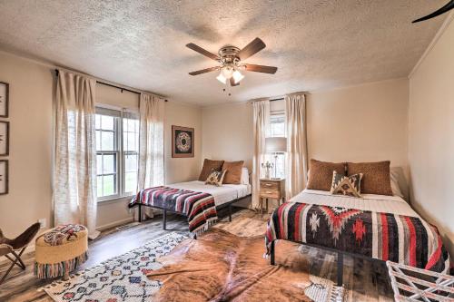 Katil atau katil-katil dalam bilik di Charming Retreat on 80-Acre Willow Rock Ranch!
