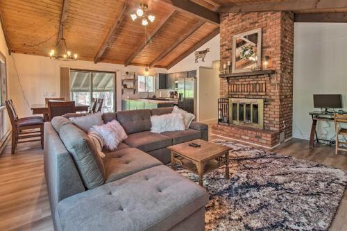 Family-Friendly Pinetop Cabin with Deck and Grill