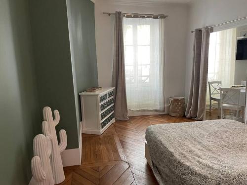 una camera con letto e una camera con tavolo di The Avenue Ternes Paris a Parigi