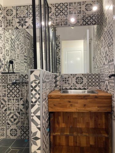 une salle de bain avec un lavabo et un miroir dans l'établissement Les Restanques Glycines 2067, à Grimaud