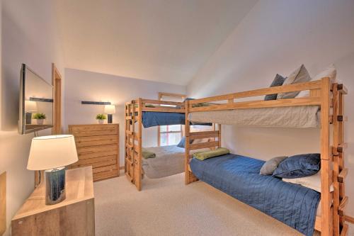 מיטה או מיטות קומותיים בחדר ב-Lincoln Station Escape - Walk to Restaurants!