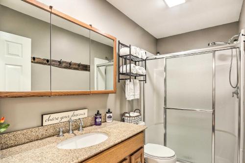 Bathroom sa Peaceful and Secluded Knoxville Retreat with Deck