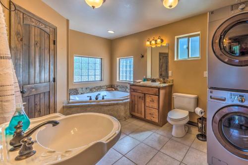 Ένα μπάνιο στο Quiet Ruidoso Cabin with Deck and Private Hot Tub