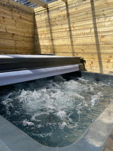 - une piscine d'eau dans un bain à remous dans l'établissement The Steading with 7 Seater Hot Tub Aberdeenshire, à Banff