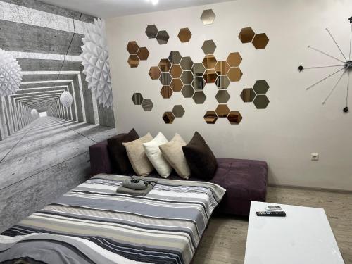 uma sala de estar com uma cama e um sofá em Apartment Dea em Burgas