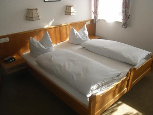 
Ein Bett oder Betten in einem Zimmer der Unterkunft Gasthof Goldenes Lamm
