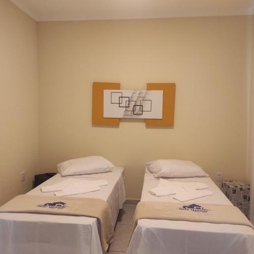 two beds in a hospital room with two at Belo quinto Styles pousada in Brotas