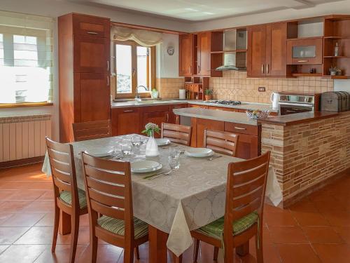 cocina con mesa con sillas y mesa en Apartments Leone, en Brtonigla