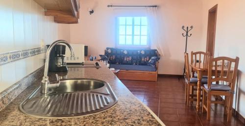 Dapur atau dapur kecil di Apartamentos Los Geranios