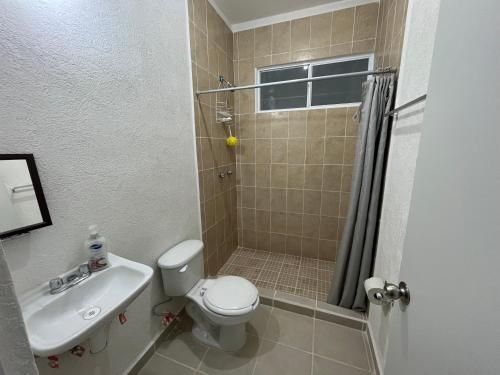 La salle de bains est pourvue d'une douche, de toilettes et d'un lavabo. dans l'établissement Casa Playa Turquesa, à Playa del Carmen