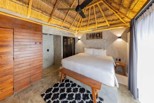 Кровать или кровати в номере Maya Tulum By G Hotels