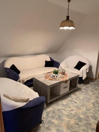 Sala de estar con 2 sofás y mesa en Ferienwohnung Feist, en Malterdingen