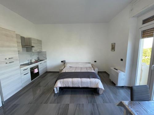 una camera con un letto e un lavandino di Summer a Vado Ligure