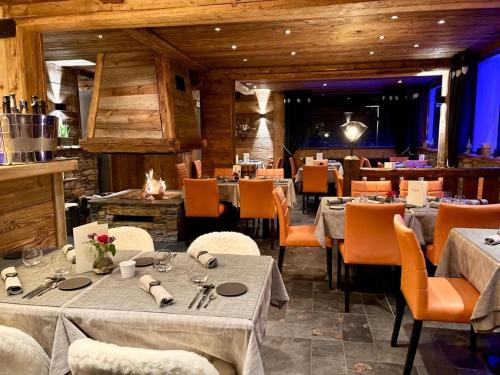 ヴァルモレルにあるHôtel Spa L'Oxygèneのレストラン内のダイニングルーム(テーブル、椅子付)