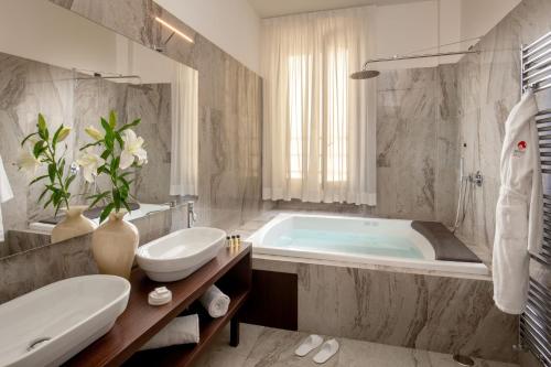 A bathroom at Monti Palace Hotel