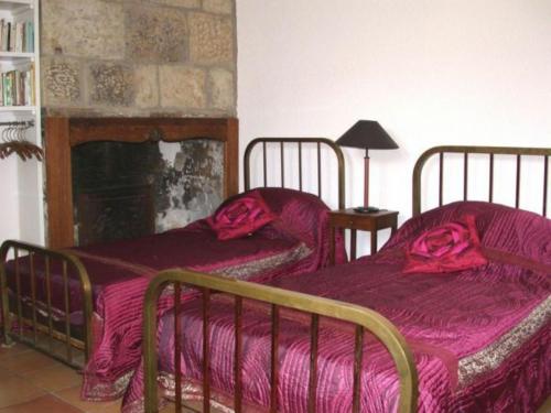 เตียงในห้องที่ Gîte Rarécourt, 3 pièces, 4 personnes - FR-1-585-79