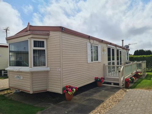 a tiny house is parked in a yard at 6 Berth on Seaview (Topaz) in Ingoldmells