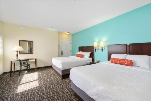 A bed or beds in a room at Monte Carlo Condos Ocean City