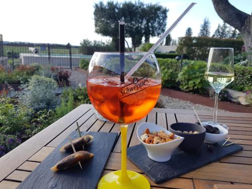 un verre de vin assis sur une table avec de la nourriture dans l'établissement ma cabane de pêcheur pieds dans l'eau - lit queen size, à Saint-Mandrier-sur-Mer