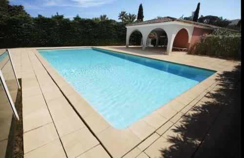 una piscina en un patio trasero con cenador en Les Jardines d`Artemis (27) en Saint-Tropez