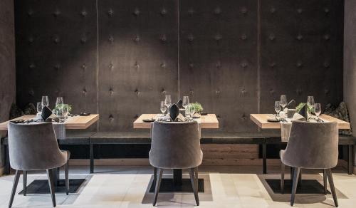 a dining room with a long table and chairs at Tenne Lodges in Racines