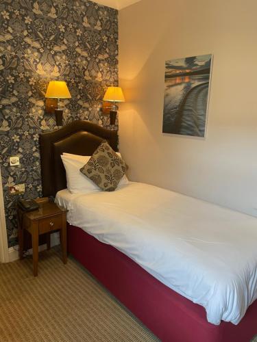 Una cama o camas en una habitación de Clarion Hotel Charlecote Pheasant