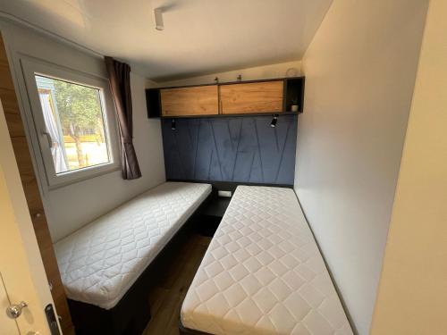 Postel nebo postele na pokoji v ubytování Mobile Home BARTOL de LUX