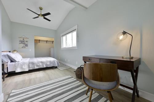 Ένα ή περισσότερα κρεβάτια σε δωμάτιο στο Modern Upstairs Loft - Newly Renovated!
