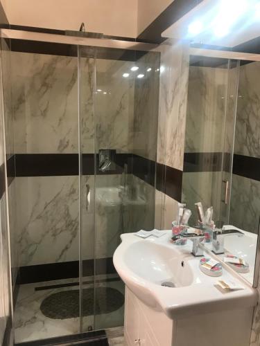 La salle de bains est pourvue d'un lavabo et d'une douche. dans l'établissement Elegante e spazioso bilocale in zona Certosa (FI), à Florence