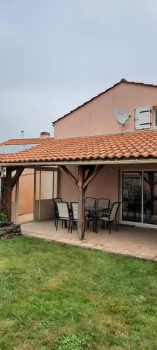 d'une terrasse couverte avec des chaises et un toit. dans l'établissement Maison de village 4 à 6 pers à 5 min de la mer, à Bretignolles-sur-Mer