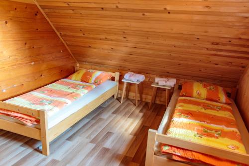 una habitación con 2 camas en una cabaña en Holiday house Pokljuka - Bohinj, en Koprivnik v Bohinju