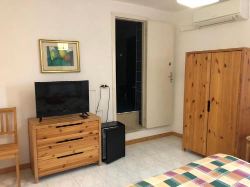 A television and/or entertainment centre at Rocca Sul Mare Hotel