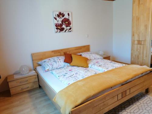 1 dormitorio con 1 cama con marco de madera en Ferienhaus Lanzl en Gamlitz